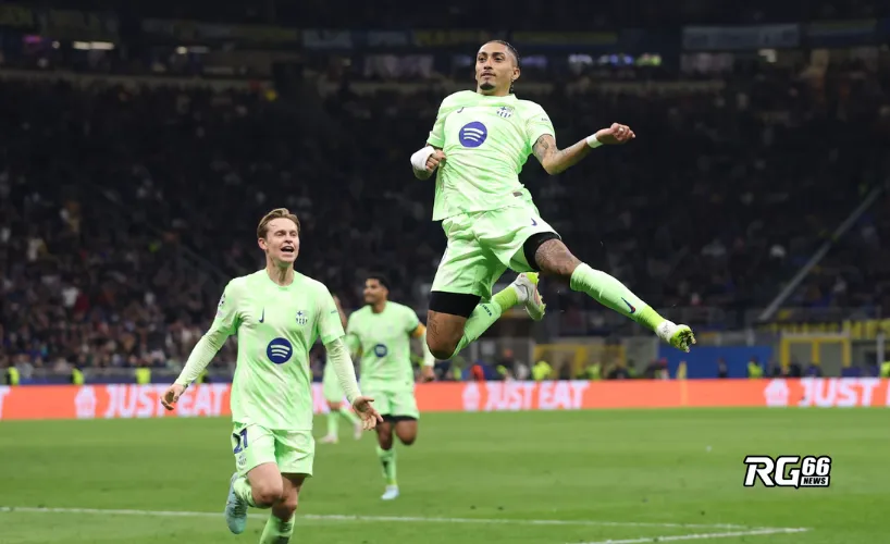 Raphinha ăn mừng sau bàn thắng giúp Barca vươn lên 3-2 trước Inter