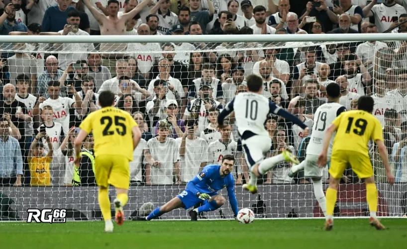 Solanke ghi bàn trên chấm 11m, nâng tỷ số lên 3-0