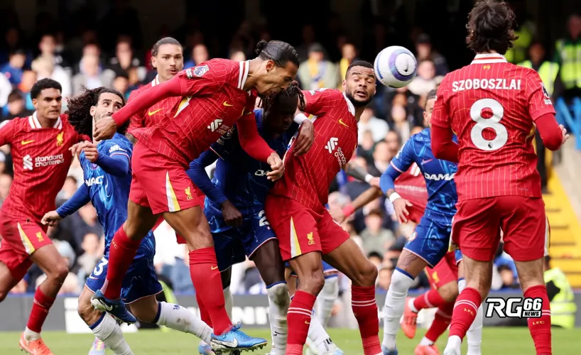 Virgil van Dijk sút bóng trúng Jarell Quansah và đi vào lưới