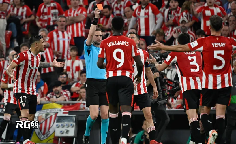 Dani Vivian nhận thẻ đỏ và Man Utd được hưởng quả phạt đền