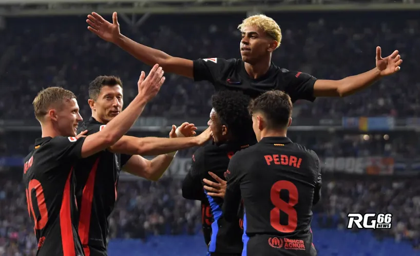 Yamal cùng đồng đội ăn mừng sau khi ghi bàn mở tỷ số cho Barca
