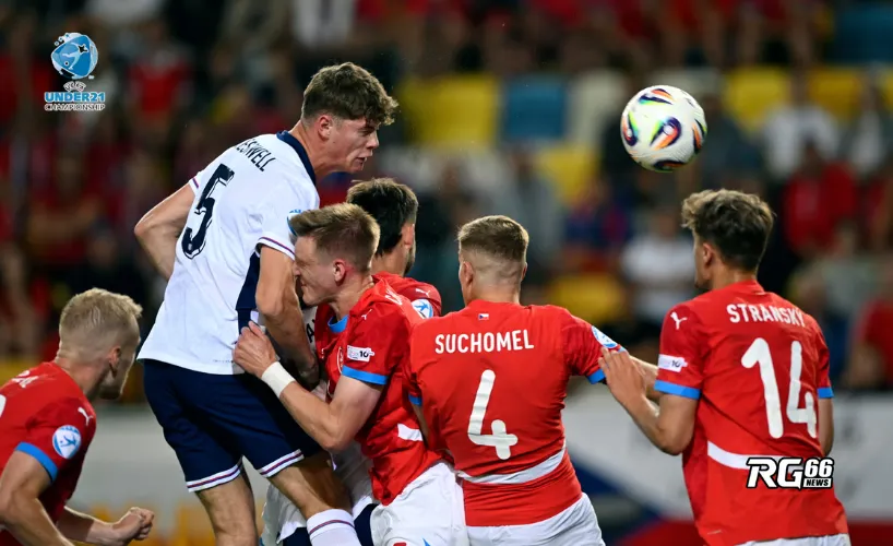 Charlie Cresswell bật cao đánh đầu, ghi bàn ấn định chiến thắng 3-1 của U21 Anh