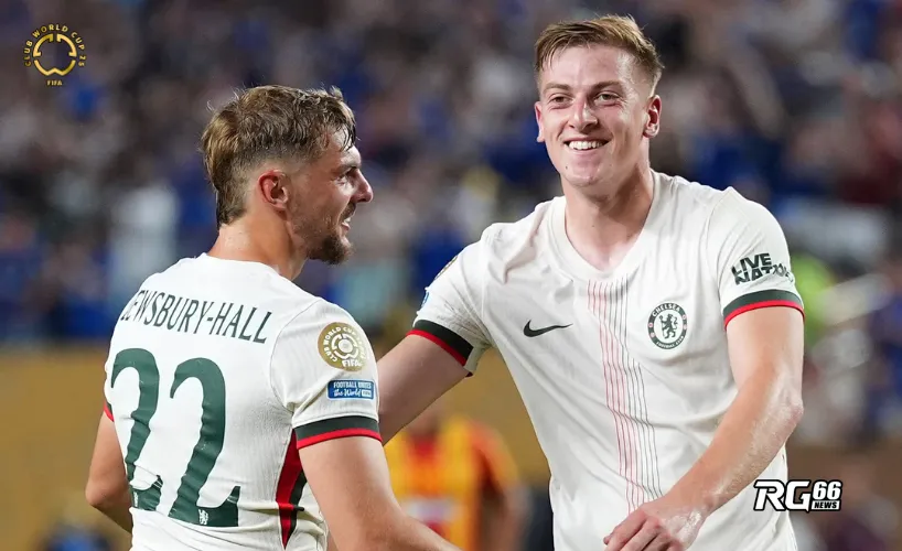 Liam Delap ăn mừng sau pha ghi bàn nhân đôi tỷ số cho Chelsea