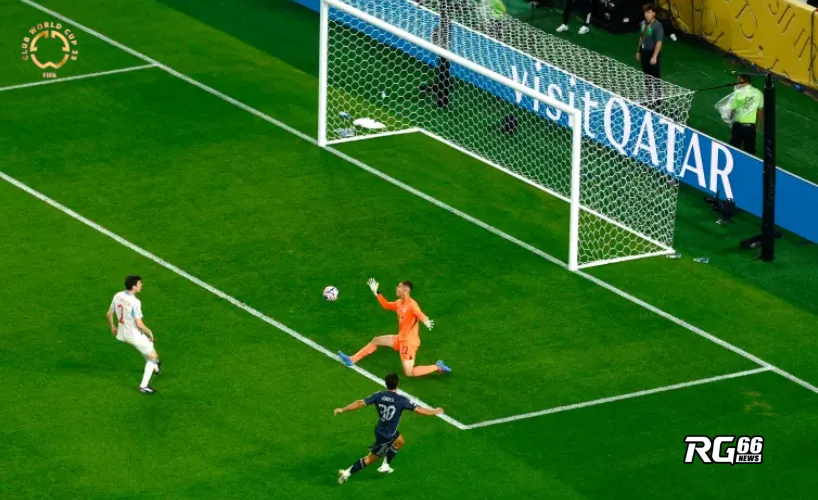 Gonzalo Garcia lạnh lùng ghi bàn, ấn định tỷ số 3-0 cho Real Madrid