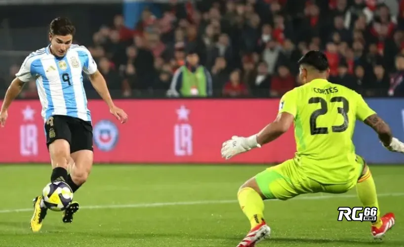 Cú dứt điểm của Julián Álvarez qua người Cortés để ghi bàn cho ĐT Argentina