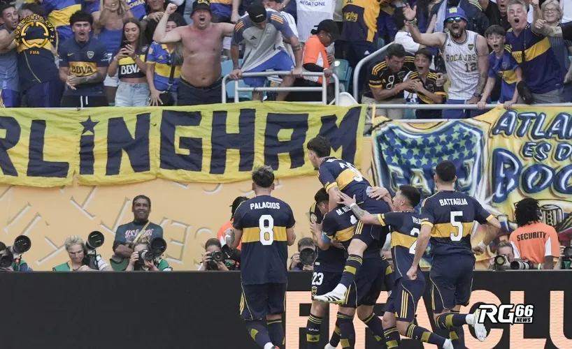 Các cầu thủ Boca ăn mừng sau bàn mở tỷ số của Miguel Merentiel
