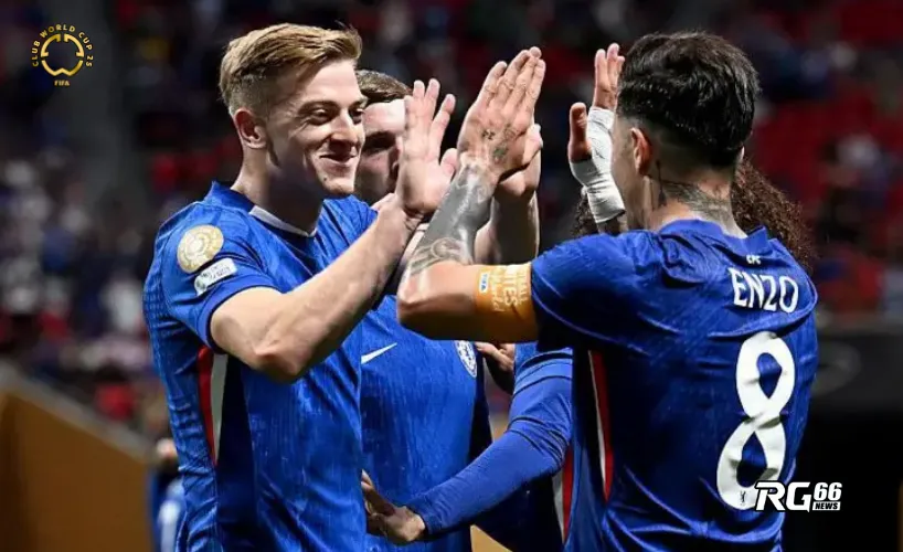 Fernández ăn mừng cùng Delap, sau khi nhân đôi tỷ số cho Chelsea từ đường kiến tạo của đồng đội mới