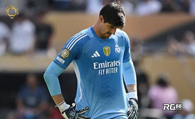Courtois phải liên tục trổ tài cứu thua, nhưng không thể làm gì trước PSG