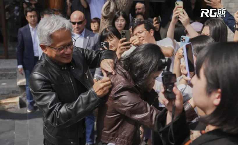 Jensen Huang ký tên vào áo da của fan