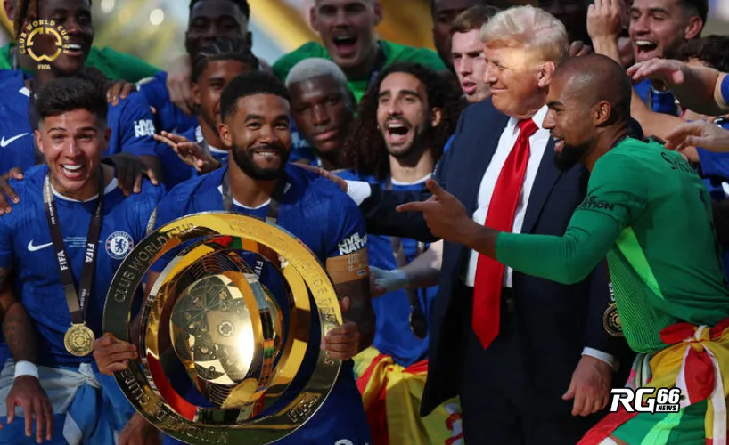 Các cầu thủ Chelsea vui mừng nâng cao cúp Club World Cup dù Trump xuất hiện trên bục trao cúp
