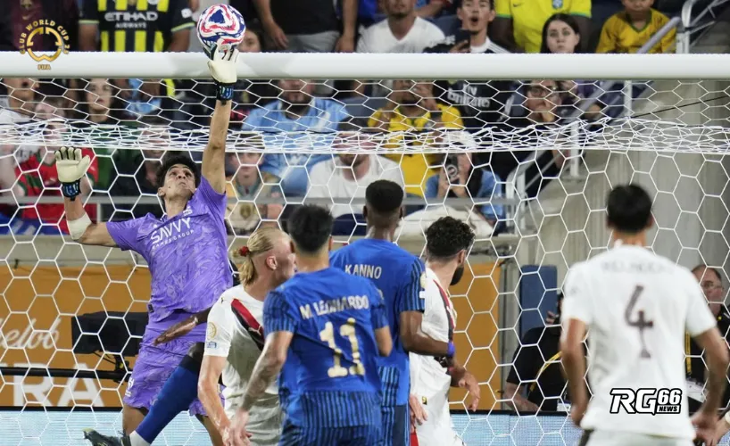 Yassine Bounou liên tục "từ chối" các cú dứt điểm của Man City