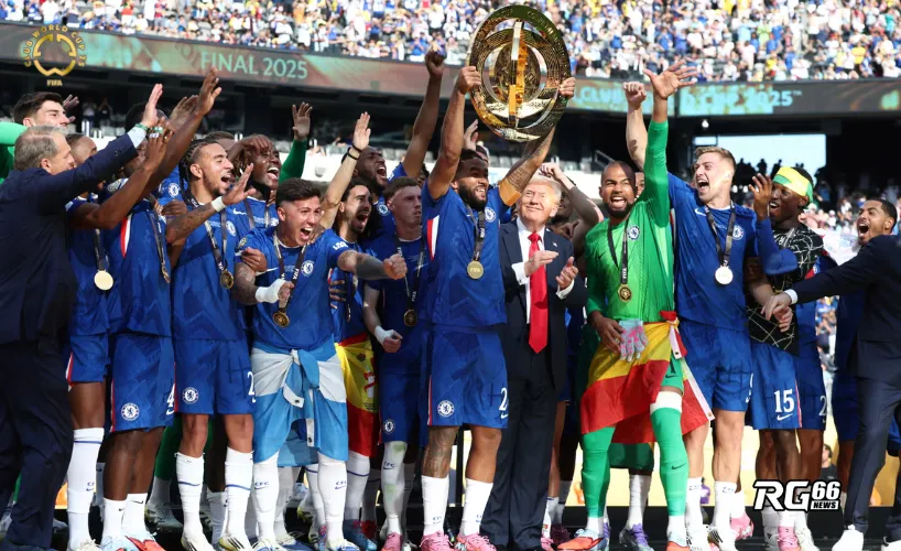 Donald Trump vẫn đứng ở vị trí trung tâm khi Chelsea nâng cúp