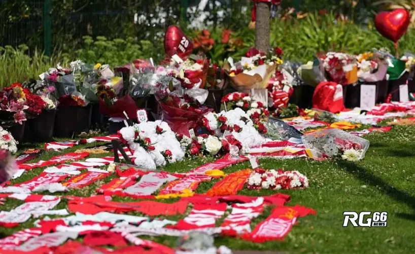 Hàng ngàn người NHM Liverpool đặt hoa, áo đấu, khăn choàng để tưởng niệm Jota tại Anfield