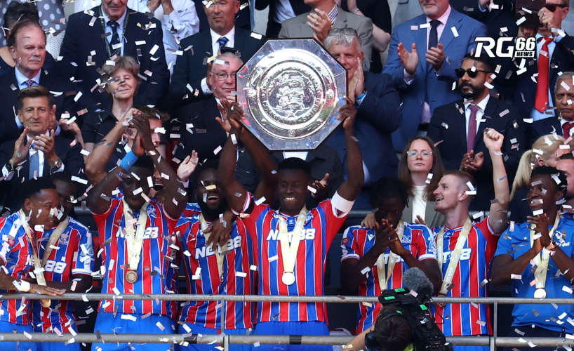 Crystal Palace lần đầu tiên thành công nâng cao cúp vô địch Siêu Cúp Anh