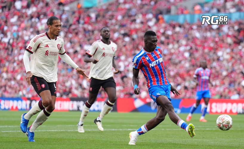 Ismaila Sarr ghi bàn gỡ hoà 2-2 cho Palace