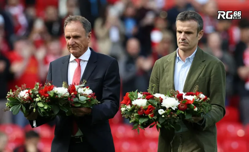 Huyền thoại Phil Thompson cùng Chủ tịch Athletic Jon Uriarte cầm vòng hoa tưởng niệm Diogo Jota